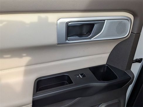 Used 2020 Ford Explorer Platinum w/ Premium Technology Package image 28