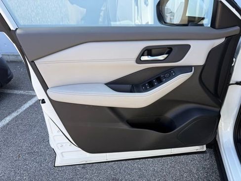 Used 2024 Nissan Rogue SV w/ SV Premium Package image 16