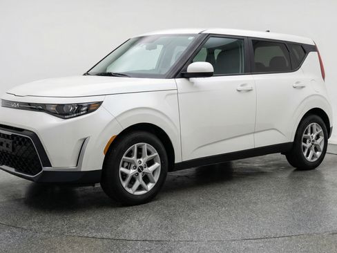 Used 2025 Kia Soul LX w/ LX Technology Package image 3