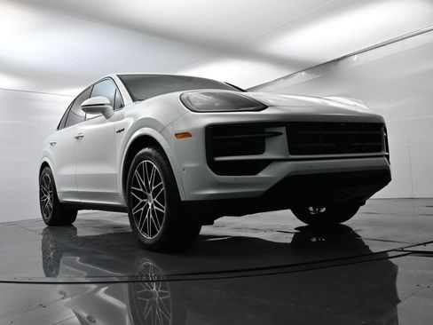 Certified 2025 Porsche Cayenne E-Hybrid w/ Premium Package Plus AWD/4WD image 58