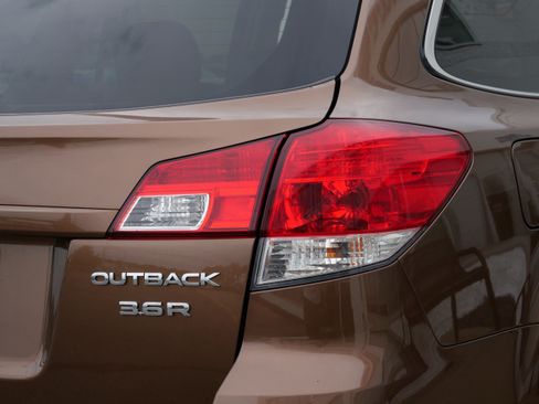 Used 2011 Subaru Outback 3.6R Limited w/ PWR Moonroof Pkg AWD/4WD image 8