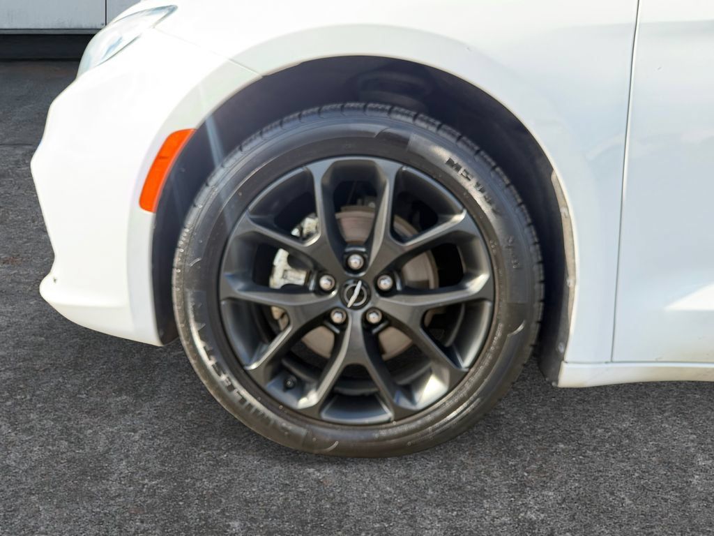Used 2025 Chrysler Pacifica Limited FWD image 9