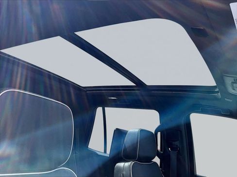 Used 2023 GMC Yukon SLT w/ SLT Premium Package image 17