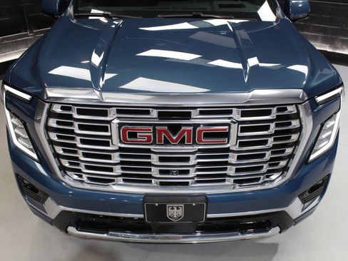 Used 2025 GMC Yukon Denali w/ Denali Reserve Package AWD/4WD image 9