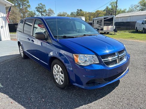Used 2018 Dodge Grand Caravan SE w/ UConnect Hands-Free Group image 3