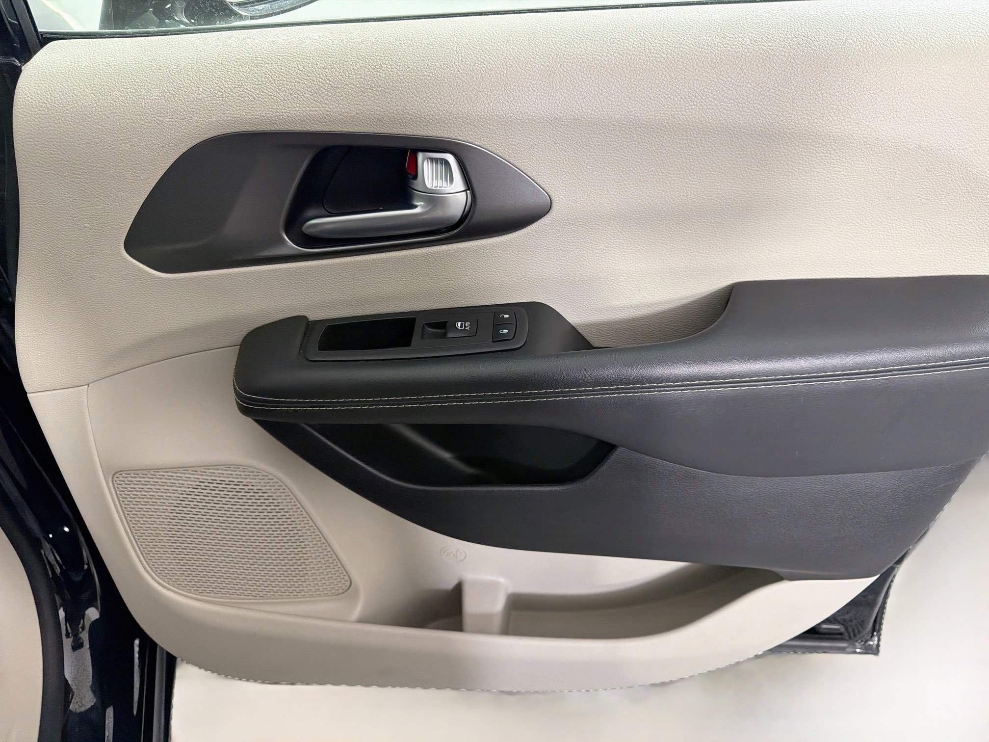 Used 2024 Chrysler Pacifica Touring-L FWD image 32