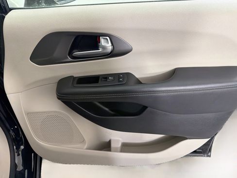 Used 2024 Chrysler Pacifica Touring-L FWD image 32