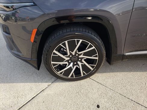 Used 2025 Jeep Wagoneer S Limited image 9