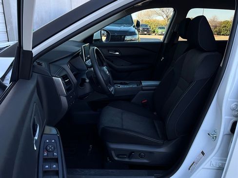 Used 2025 Nissan Rogue SV image 10