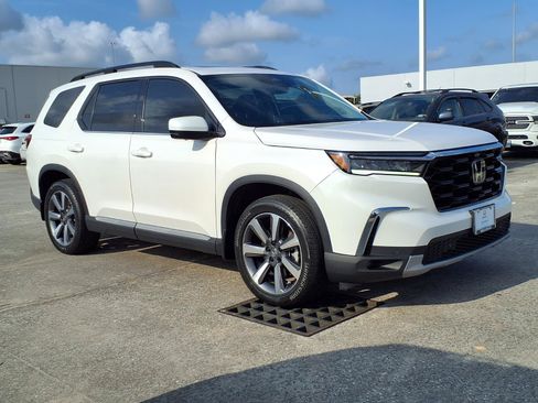 Used 2025 Honda Pilot Elite image 2