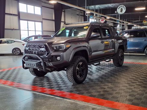 Used 2017 Toyota Tacoma TRD Sport image 3