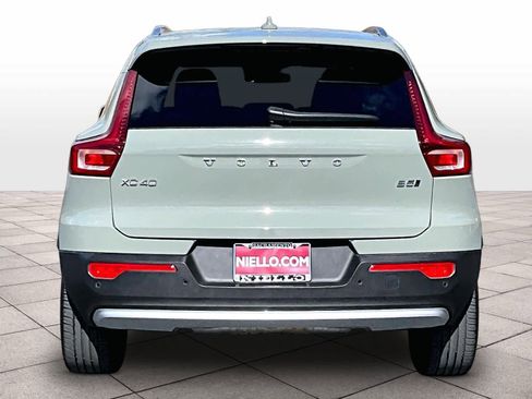 Used 2025 Volvo XC40 B5 Plus image 7