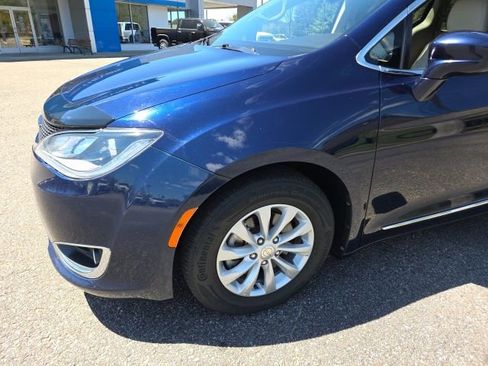 Used 2017 Chrysler Pacifica Touring-L FWD image 28