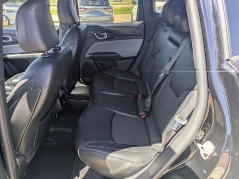 Used 2024 Jeep Compass Latitude image 9