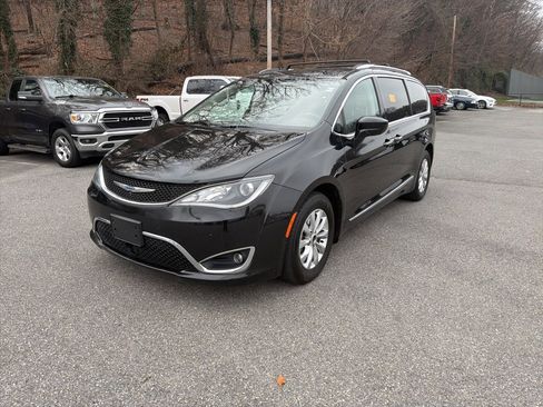 Used 2018 Chrysler Pacifica Touring-L Plus w/ Advanced Safetytec Group image 3