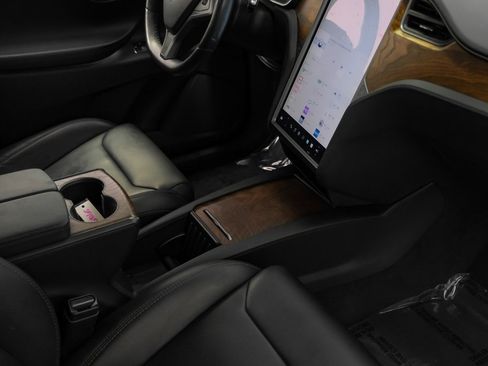 Used 2018 Tesla Model X 75D image 25