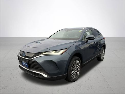 Used 2022 Toyota Venza XLE image 2