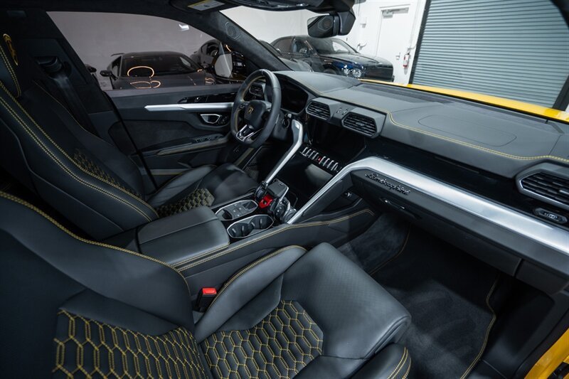 Used 2020 Lamborghini Urus AWD/4WD image 35