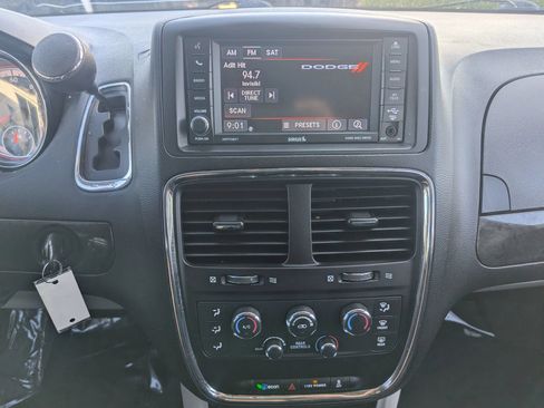 Used 2019 Dodge Grand Caravan SE w/ UConnect Hands-Free Group FWD image 12