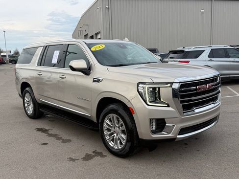 Used 2023 GMC Yukon XL SLT image 2