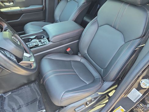 Used 2025 Honda Pilot TrailSport image 16