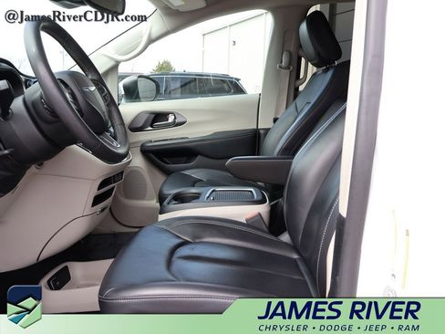 Used 2023 Chrysler Pacifica Touring-L FWD image 22