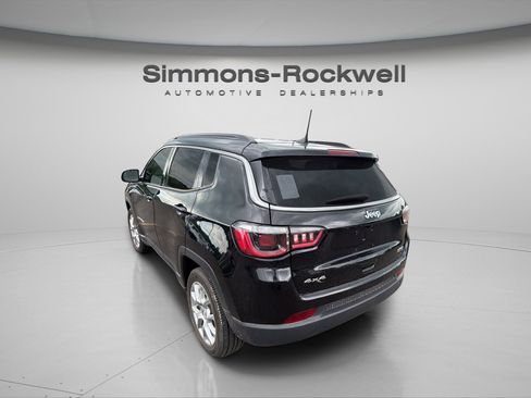 Used 2023 Jeep Compass Latitude AWD/4WD image 3