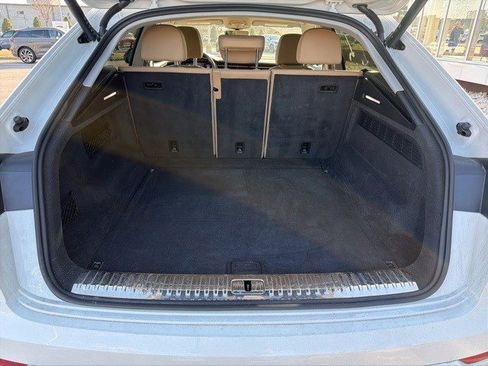 Used 2023 Audi Q8 Premium image 23