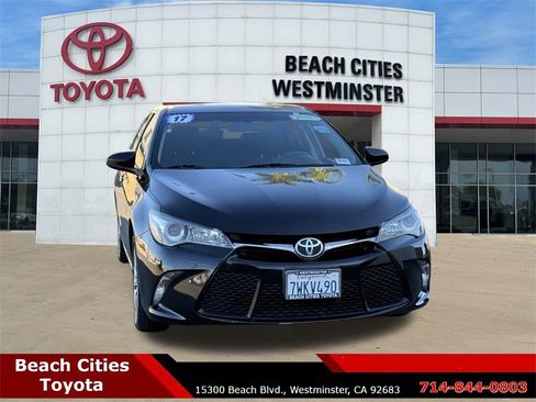 Used 2017 Toyota Camry SE image 3
