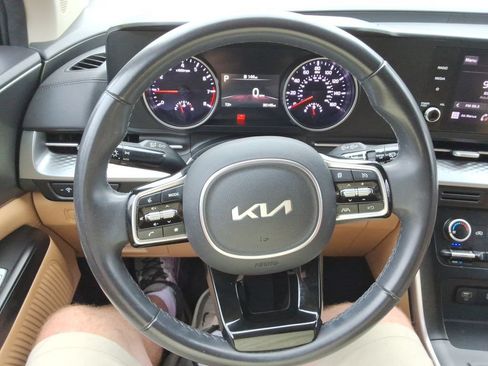 Used 2024 Kia Carnival LX FWD image 12