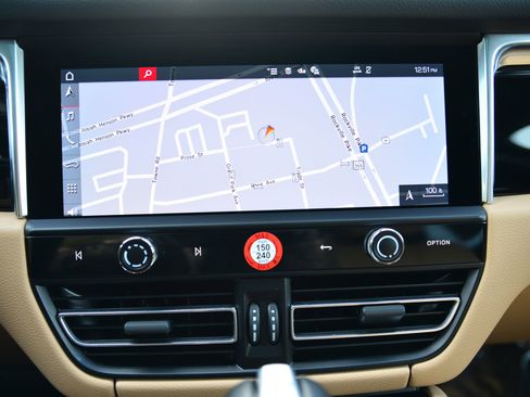 Certified 2025 Porsche Macan image 32