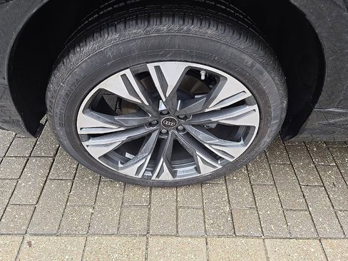 Used 2025 Audi Q8 Premium Plus image 12