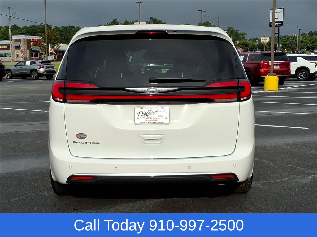 Used 2024 Chrysler Pacifica Touring-L FWD image 7