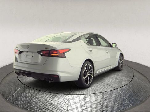 Used 2023 Nissan Altima 2.5 SR FWD image 2