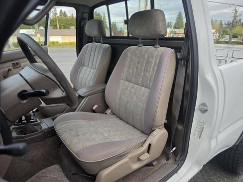 Used 2000 Toyota Tacoma 4x4 Regular Cab image 11