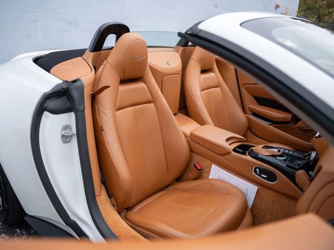 Used 2021 Aston Martin V8 Vantage Roadster image 21