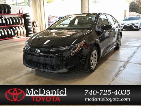 Certified 2022 Toyota Corolla LE image 1
