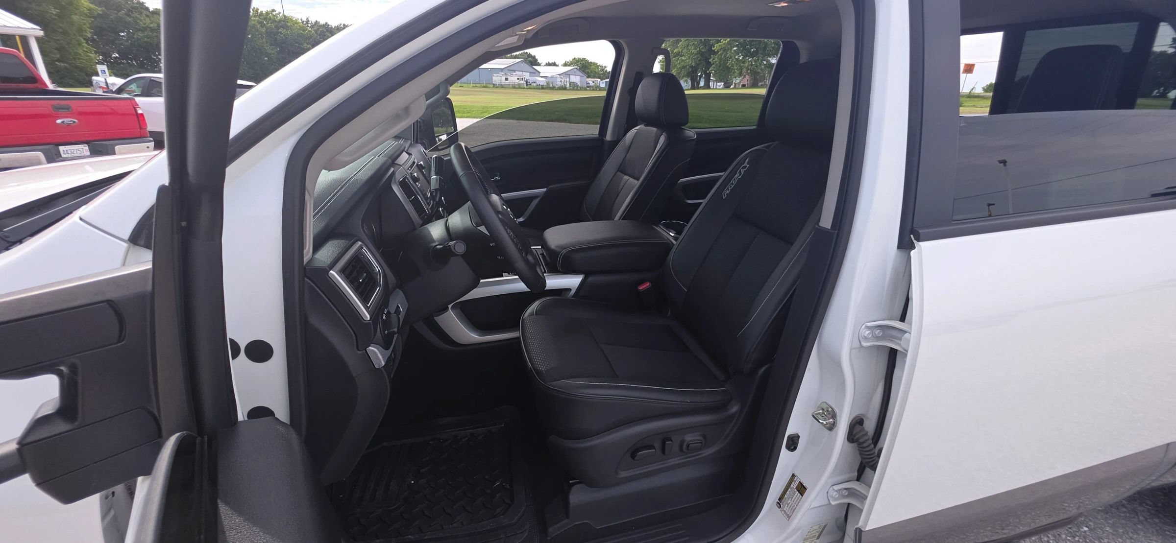 Used 2018 Nissan Titan PRO-4X w/ Pro-4x Utility Package AWD/4WD image 9