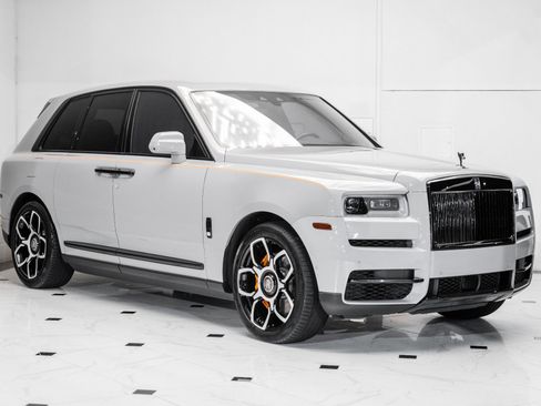 Used 2022 Rolls-Royce Cullinan w/ Dark Exterior Package image 3
