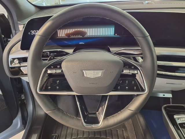 Used 2025 Cadillac Lyriq Luxury RWD image 8