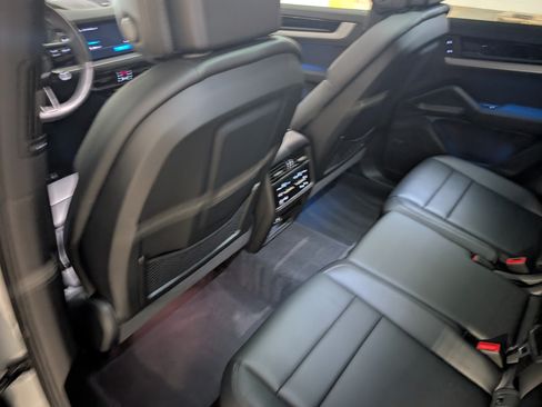Certified 2025 Porsche Cayenne AWD/4WD image 21