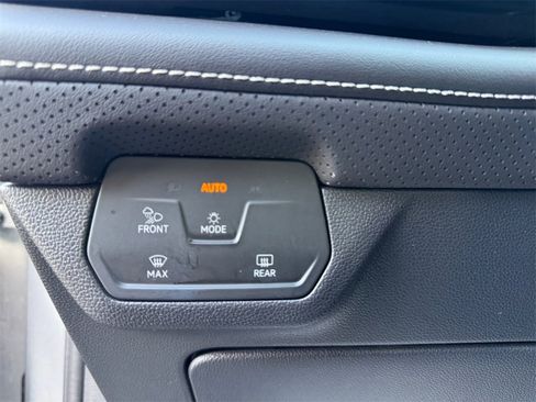 Used 2025 Volkswagen Atlas SE image 23