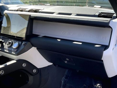 New 2026 Land Rover Defender 110 X-Dynamic SE image 28