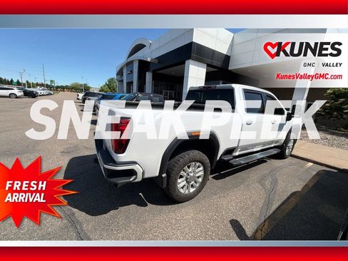 Used 2022 GMC Sierra 3500 Denali w/ Denali Ultimate Package AWD/4WD image 2