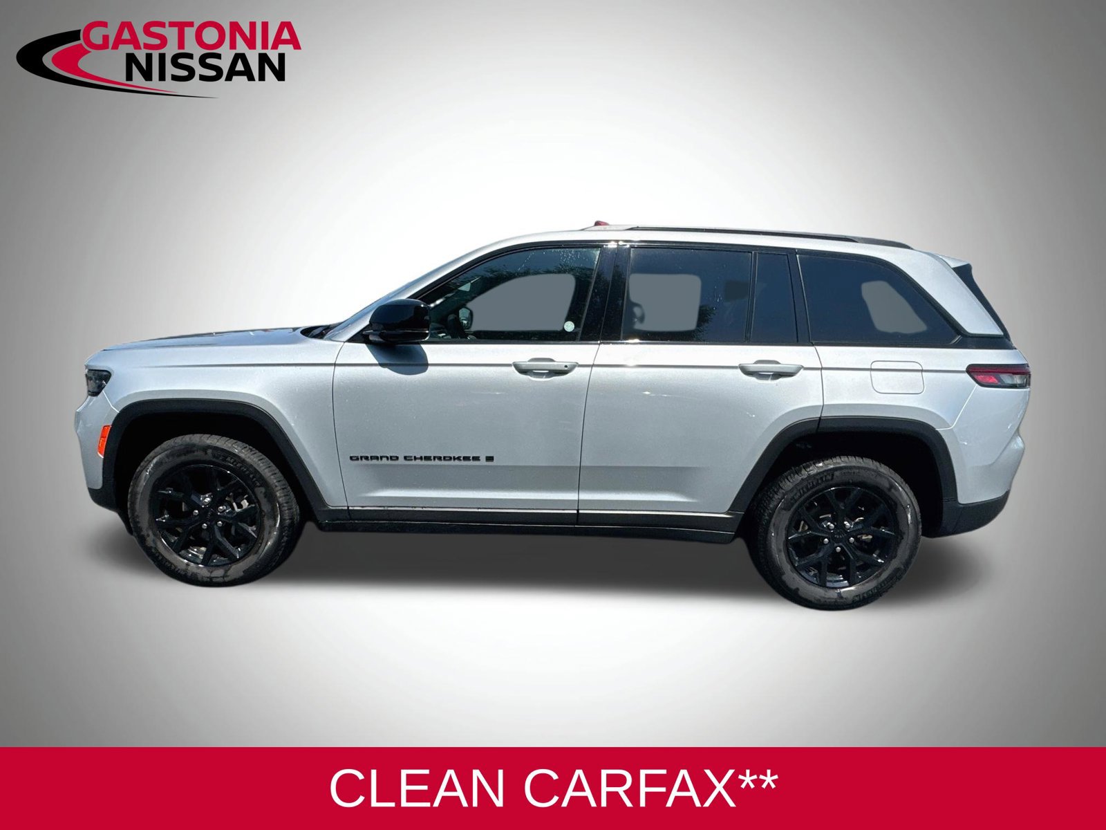 Used 2025 Jeep Grand Cherokee Altitude AWD/4WD image 5