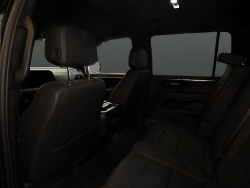Used 2025 Chevrolet Suburban Z71 AWD/4WD image 28