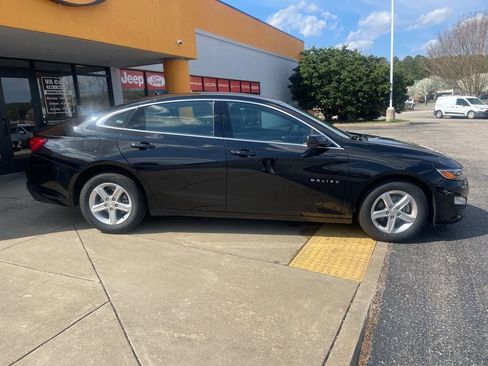 Used 2024 Chevrolet Malibu LT image 2