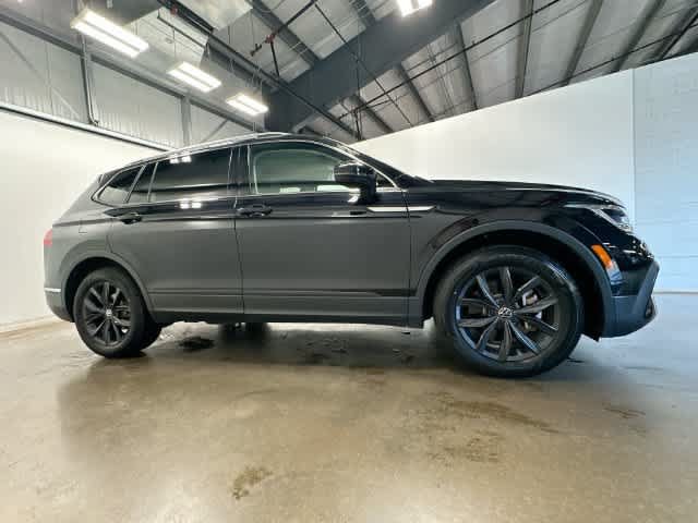 Used 2024 Volkswagen Tiguan SE w/ Panoramic Sunroof Package AWD/4WD image 3