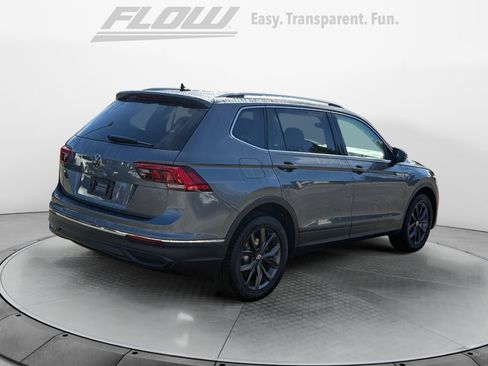 Used 2022 Volkswagen Tiguan SE w/ Panoramic Sunroof Package image 9