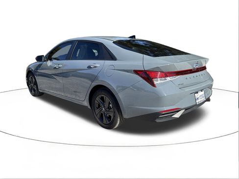 Certified 2022 Hyundai Elantra SEL w/ Preferred Accessory Package image 5